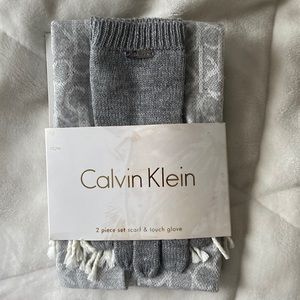 Calvin Klein 2 piece set scarf & glove